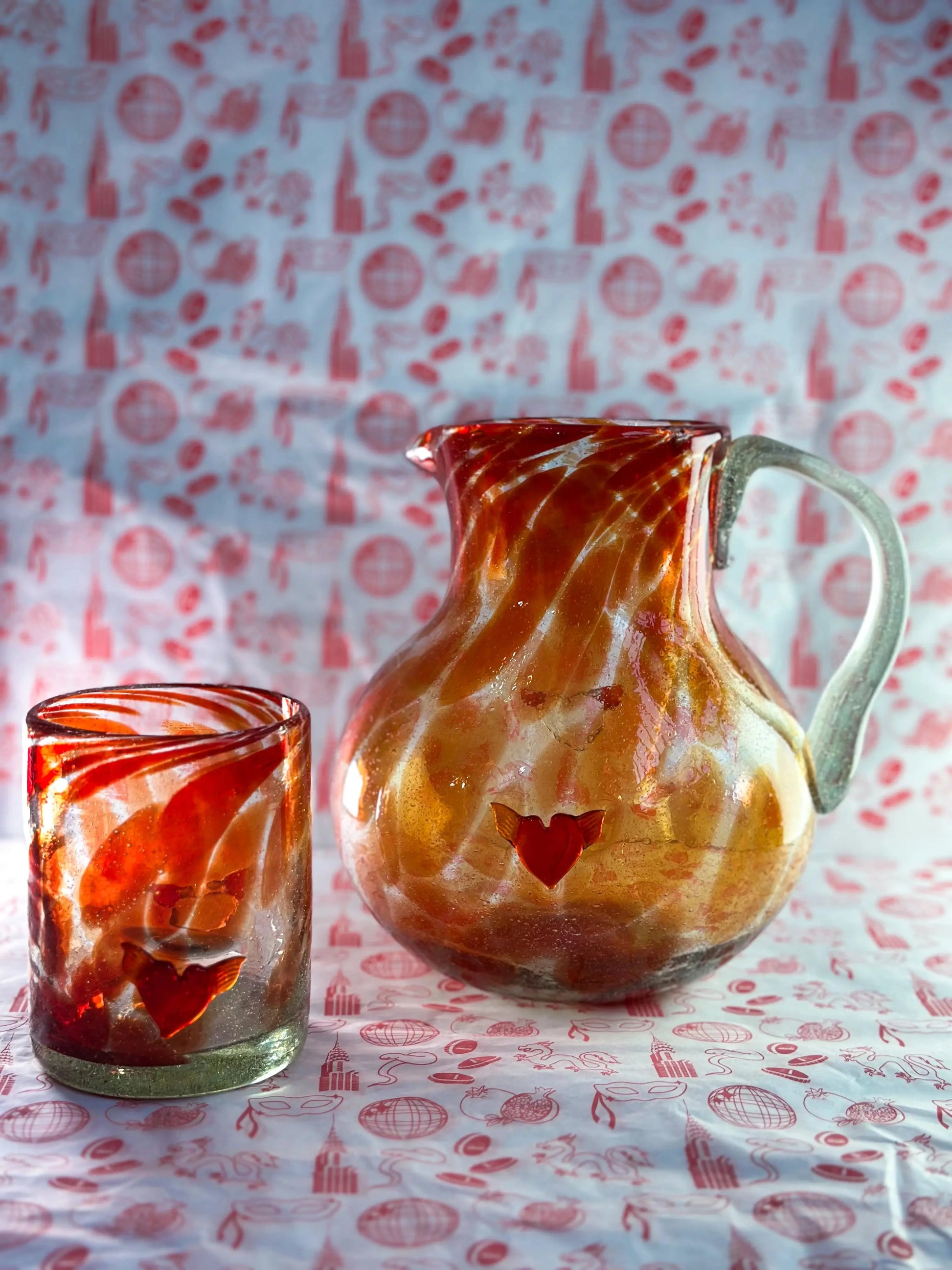 Jarra Jarra Artesanal Soplada a Mano con Charm de Corazón – Vidrio Reciclado