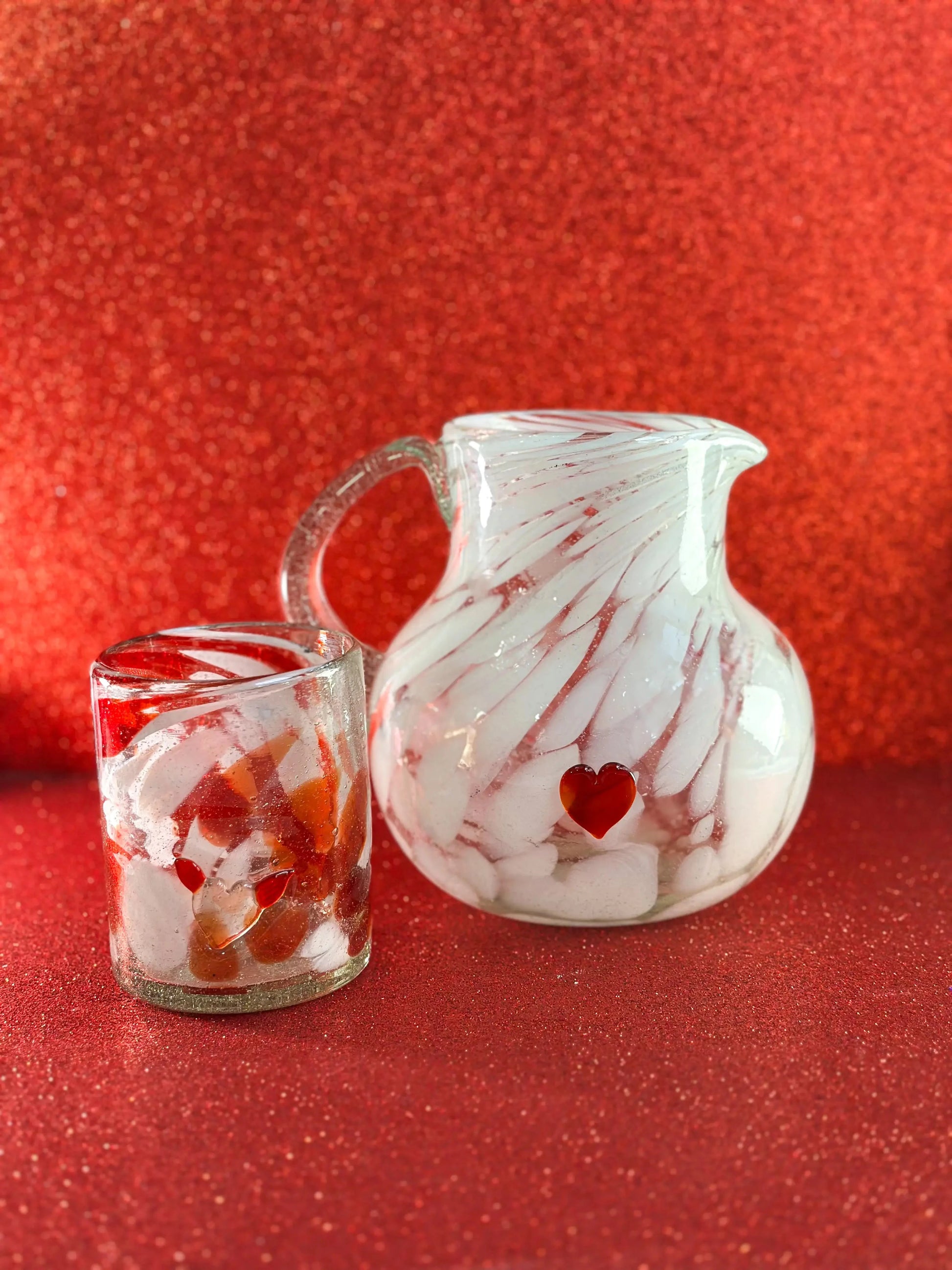 Jarra Jarra Artesanal Soplada a Mano con Charm de Corazón – Vidrio Reciclado