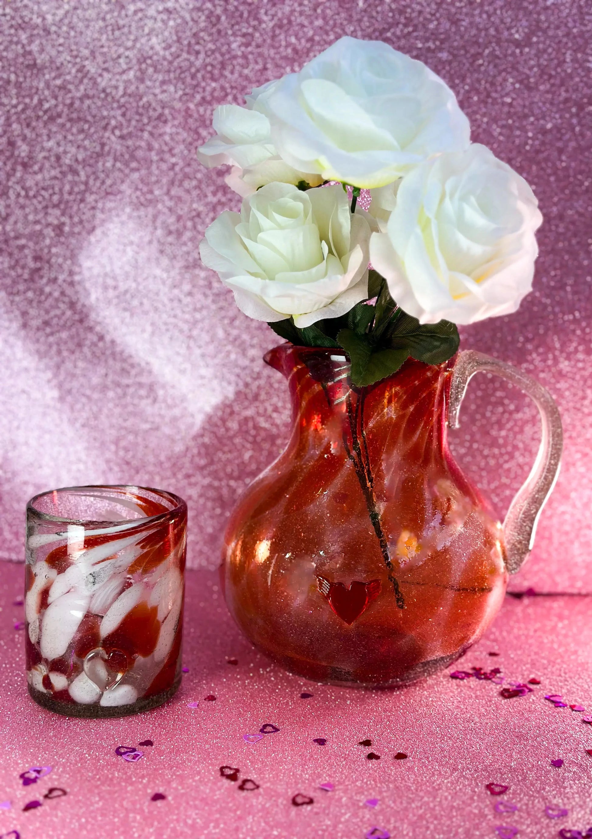 Jarra Jarra Artesanal Soplada a Mano con Charm de Corazón – Vidrio Reciclado