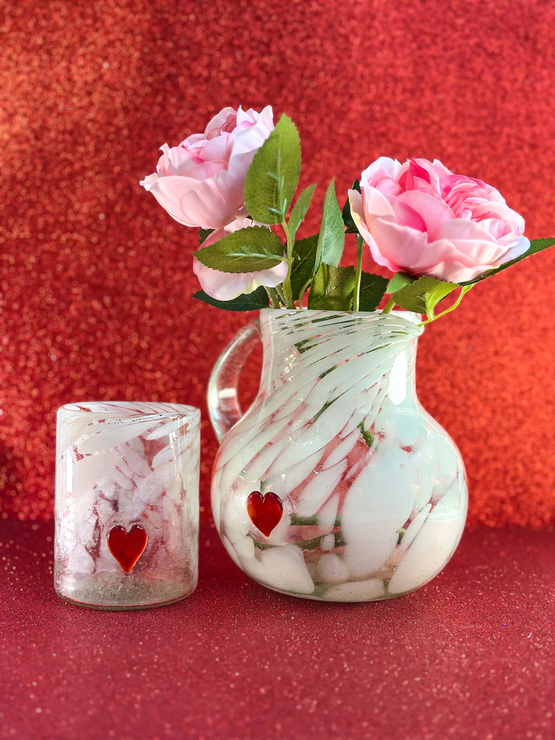 Jarra Jarra Artesanal Soplada a Mano con Charm de Corazón – Vidrio Reciclado