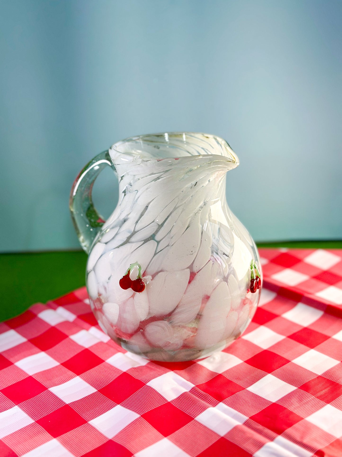 Jarra blanca cereza Jarra soplada a mano con Charms – Edición limitada