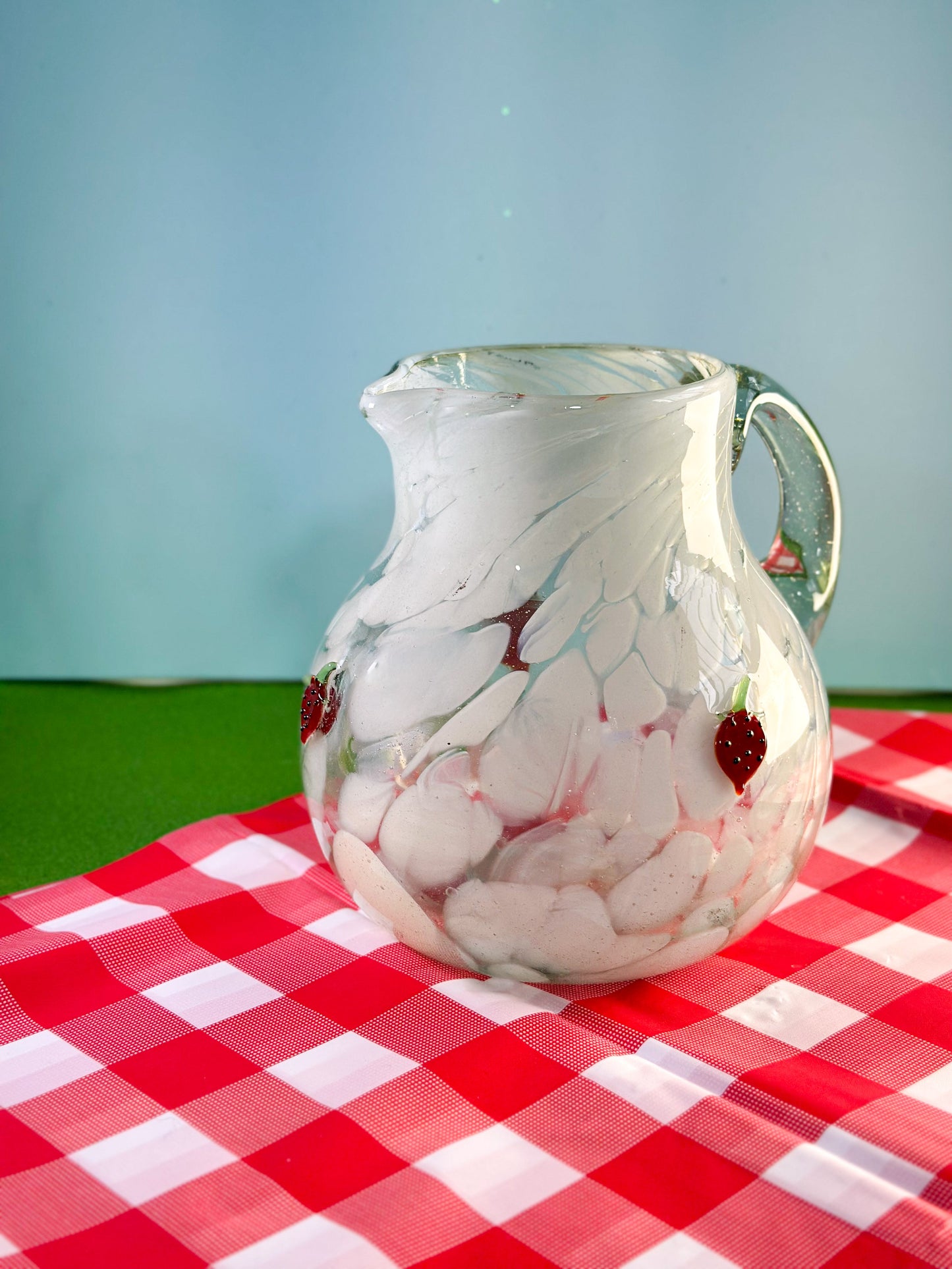 Jarra blanca fresa Jarra soplada a mano con Charms – Edición limitada