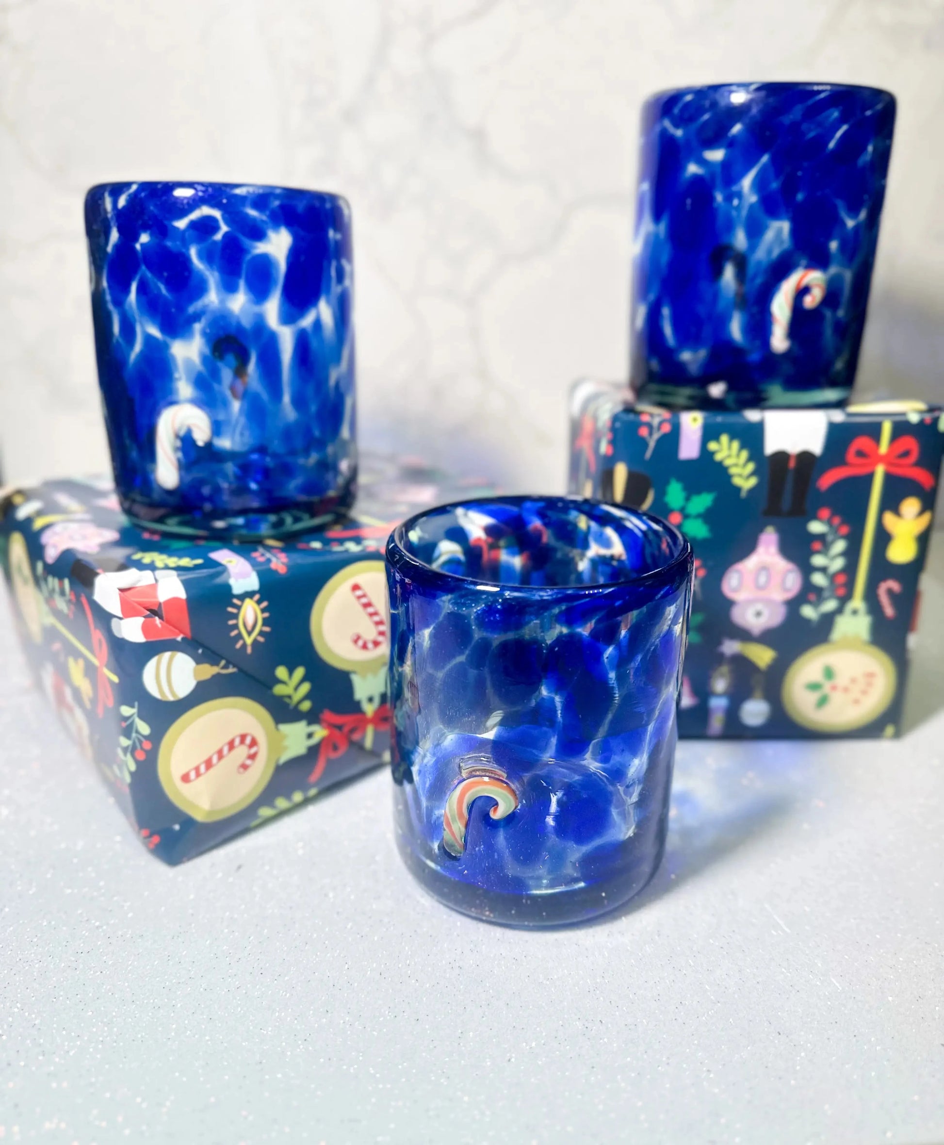 Set de 4 Vasos Artesanales Soplados a Mano con Charms de Vidrio - Colores Blanco , Azul y Verde