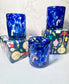 Set de 4 Vasos Artesanales Soplados a Mano con Charms de Vidrio - Colores Blanco , Azul y Verde