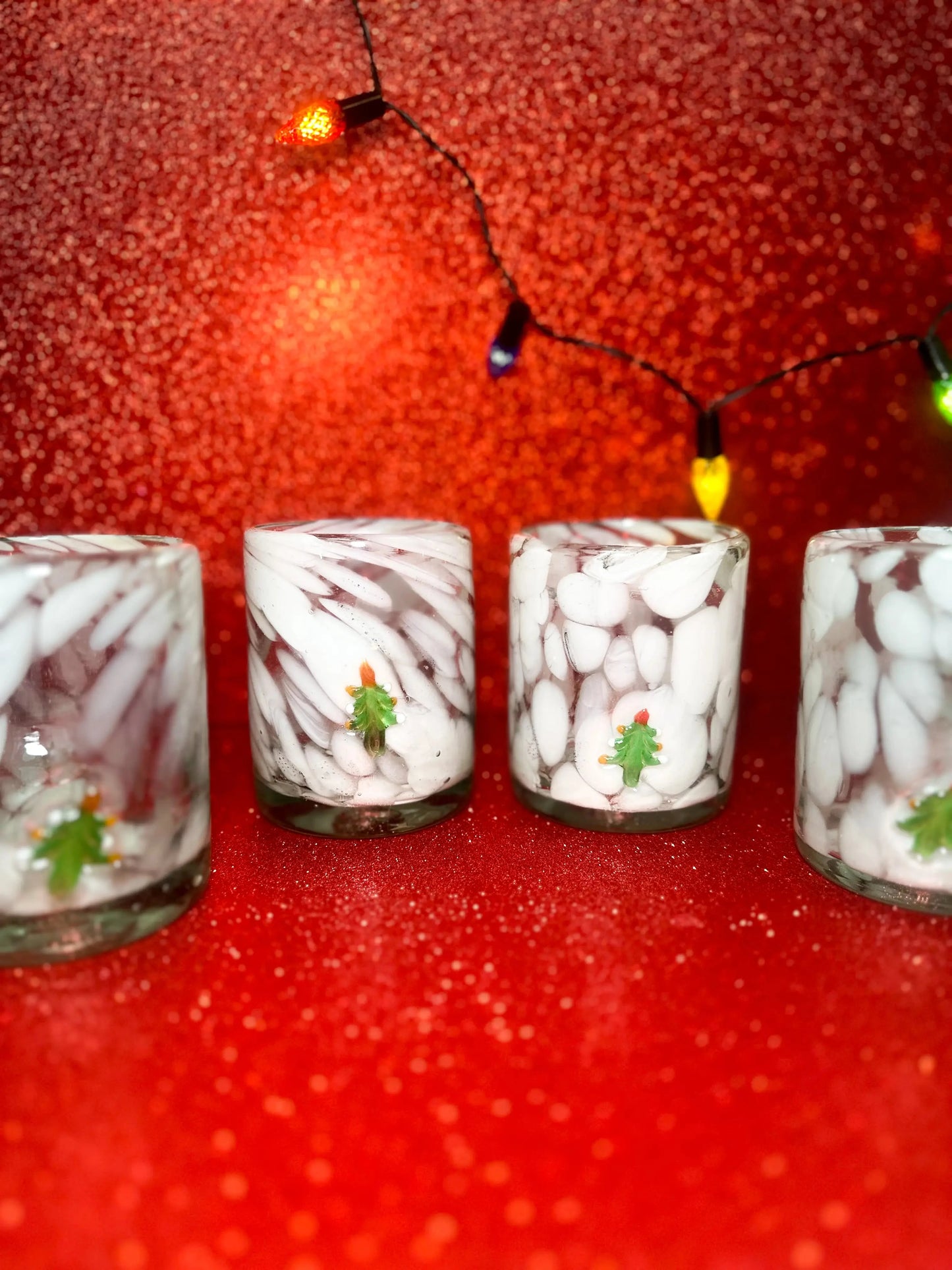 Set de 4 Vasos Artesanales Soplados a Mano con Charms de Vidrio - Colores Blanco , Azul y Verde