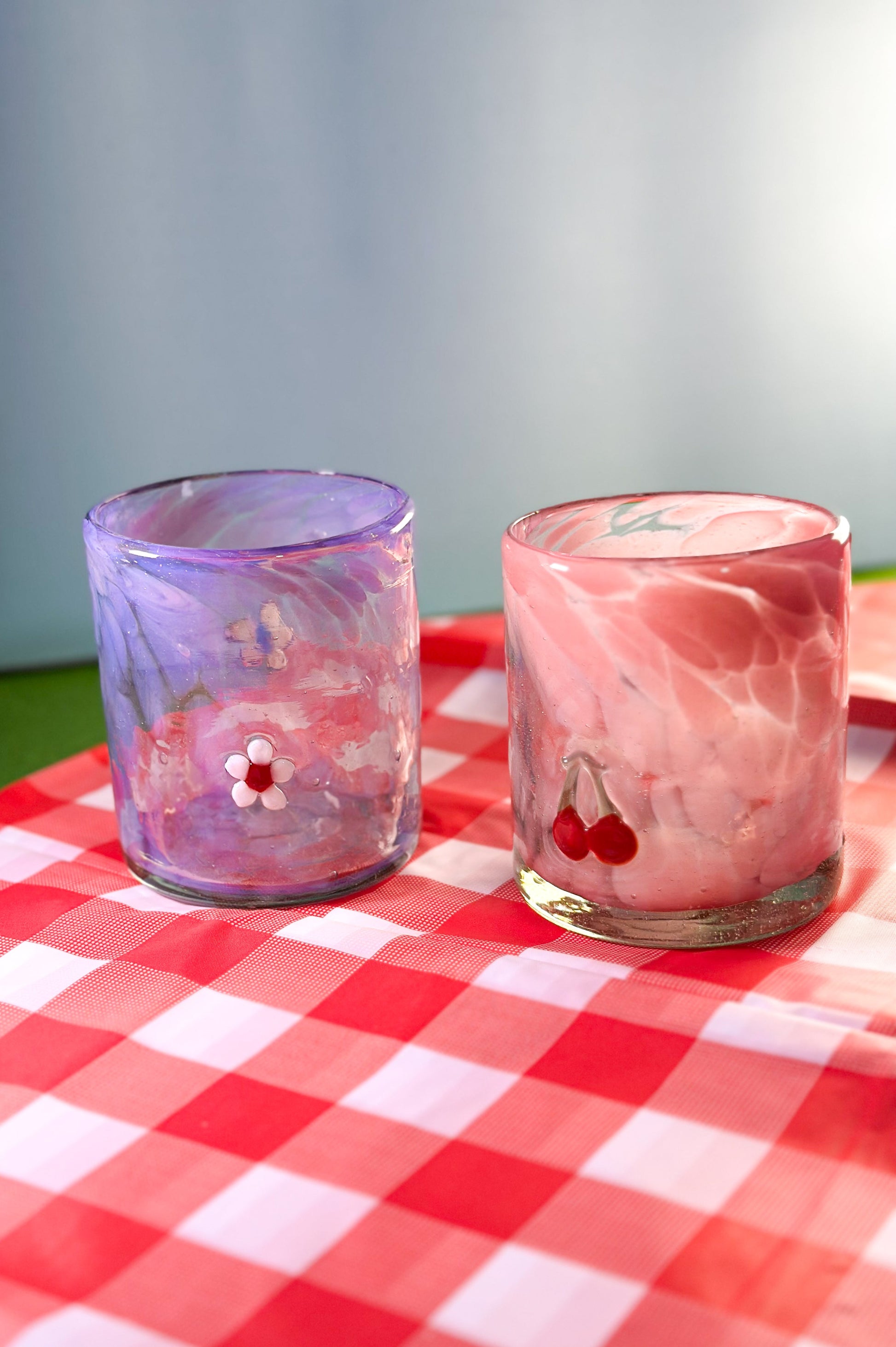 Vasos rosa cereza Vaso soplado a mano con charm – Edición limitada